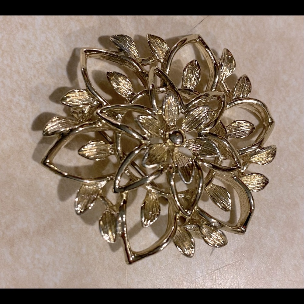 Sarah Coventry, Brushed Figural
Floral BROOCH